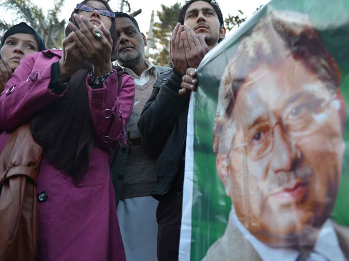 Rawalpindi, -, PAKISTAN : Pakistani supporters offer prayers for the country's former military ruler Pervez Musharraf outside the Armed Forces Institute of Cardiology in Rawalpindi on January 2, 2014. Musharraf was rushed to hospital after suffering a 'heart problem' on his way to court for a hearing in his treason case. AFP PHOTO/Farooq NAEEM