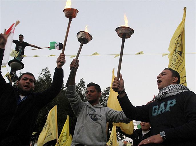 نشطاء من فتح يحتفلون بايقاد شعلة الانطلاقة بغزة بعد سماح حماس لهم