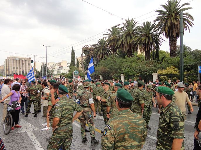 صورة لمجندين احتياطيين من الجيش اليوناني وهم في تظاهرة ضد اجراءات التقشف الحكومية
