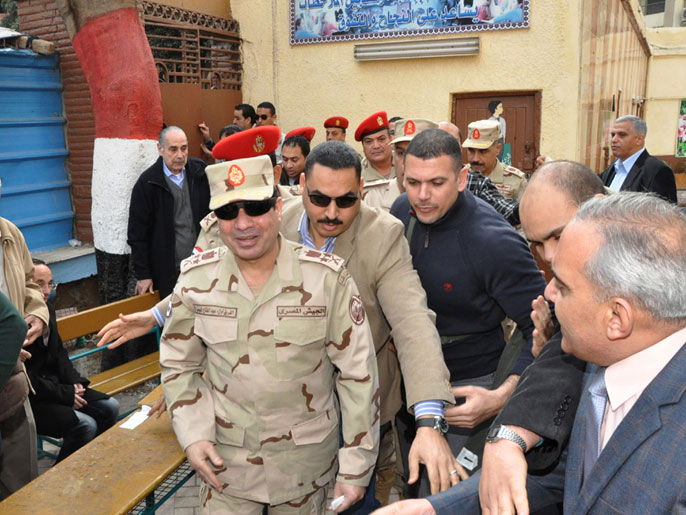 السيسي يتفقد أحد مراكز الاقتراع في القاهرة (الفرنسية)