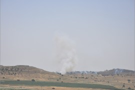 أعمدة دخان تتصاعد جراء القصف بالجولان بالجانب السوري