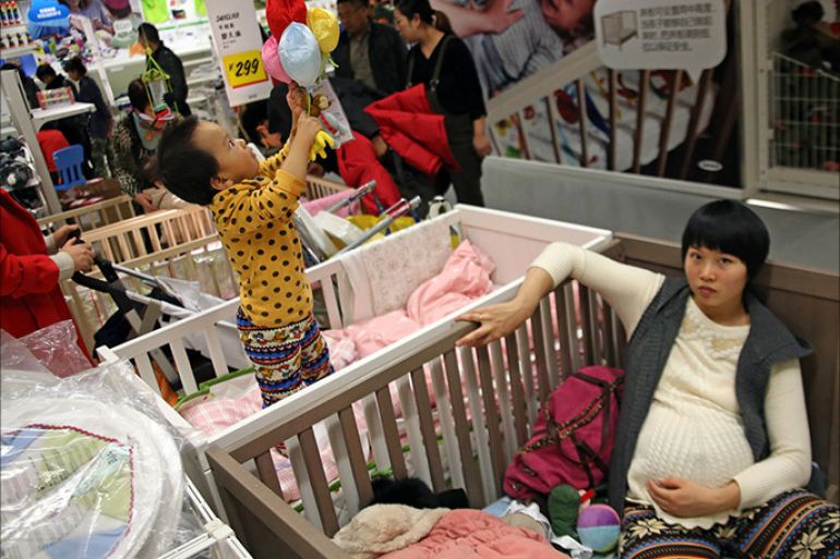 epa03952485 A pregnant Chinese woman looks after her child at a flatpack furniture store in Shenyang city, China's Liaoning province, 16 November 2013. China plans to loosen its 'one child' family planning policy, a move that would allow
