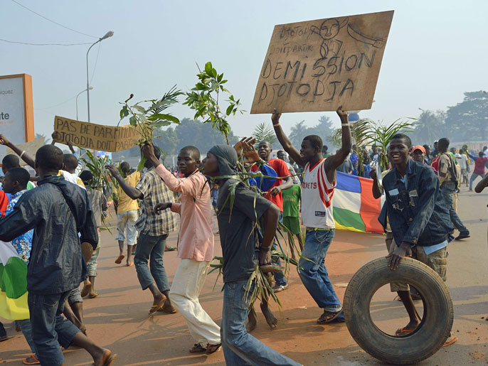 معارضو جوتوديا في بانغي يحتفلون بعد سماع نبأ استقالته (الفرنسية)