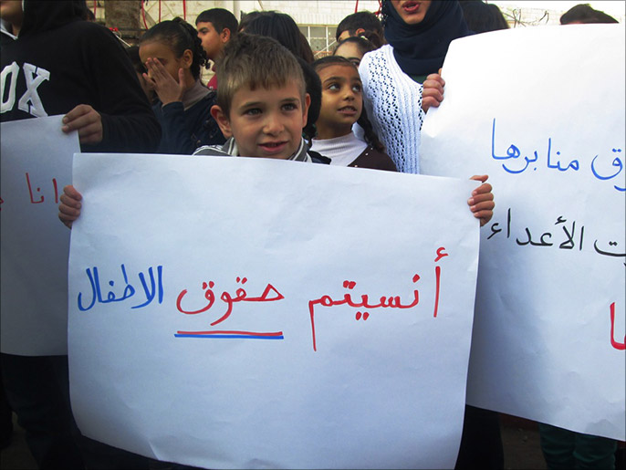 أطفال مخيم الأمعري طالبوا بحماية أطفال مخيم اليرموك (الجزيرة نت)