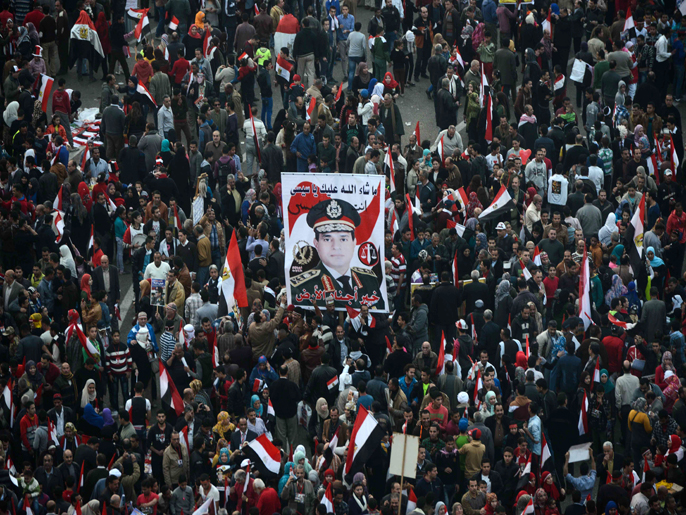 أنصار السيسي احتفلوا بميدان التحرير على وقع الأغاني (الفرنسية)