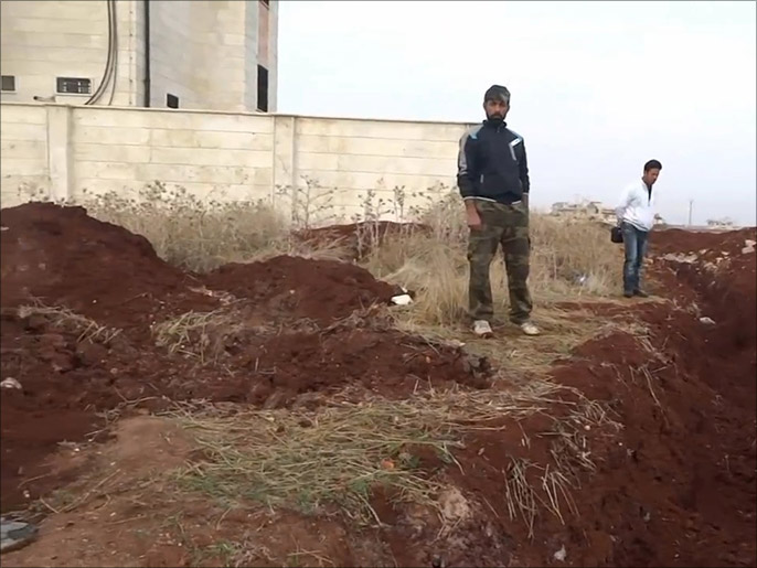 ‪‬ المقابر الجماعية تكتشف كلما أخلت الدولة الإسلامية مقرا رئيسيا لها(الجزيرة)