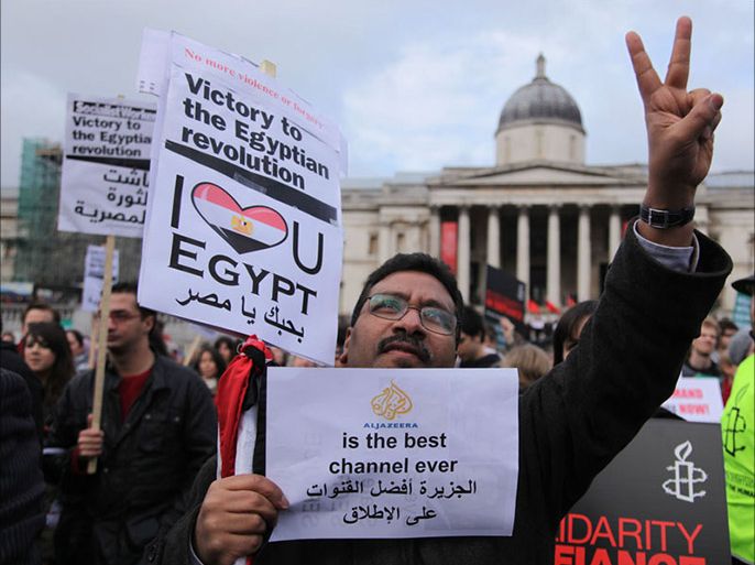 مواطن مصري يرفع لافتة تشكر الجزيرة لتغطيتها اثناء الثورة ضد مبارك في مظاهرة بوسط لندن تضامن مع الثورة المصرية