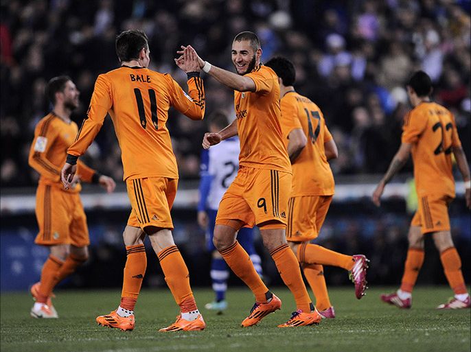 Real Madrid's French forward Karim Benzema (R) is congratulated by his teammate Real Madrid's Welsh forward Gareth Bale after scoring the opener during the Spanish Copa del Rey (King's Cup) quarter-final first-leg football match RCD Espanyol vs Real Madrid CF at the Cornella-El Prat stadium in Cornella de Llobregat on January 21, 2014. AFP PHOTO/ JOSEP LAGO