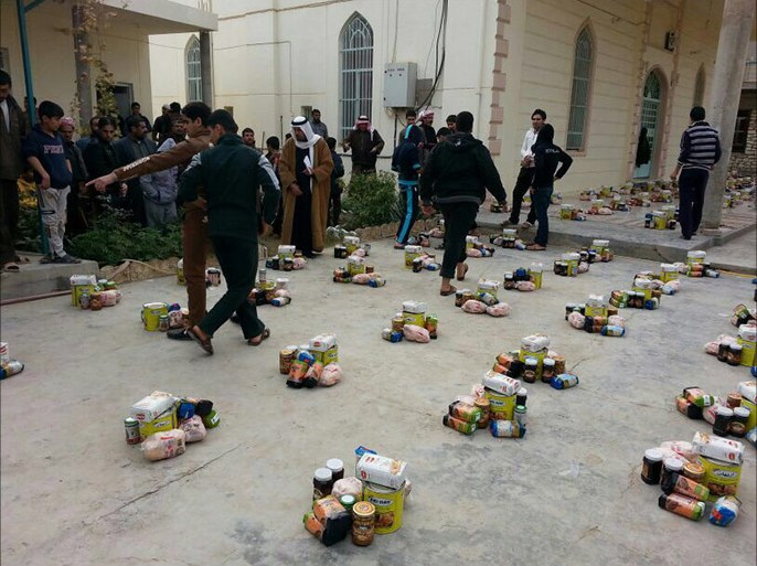 وجبات من الغذاء توزع على المواطنين في أحد مساجد