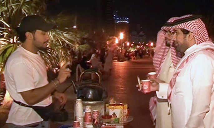 ينتشر طلاب الجامعات على امتداد شاطئ جدة في السعودية، يبيعون الشاي والحلوى لمرتاديه في المساء. ويوفر الطلاب من هذا النشاط دخلا مناسبا ينفقونه في احتياجاتهم اليومية