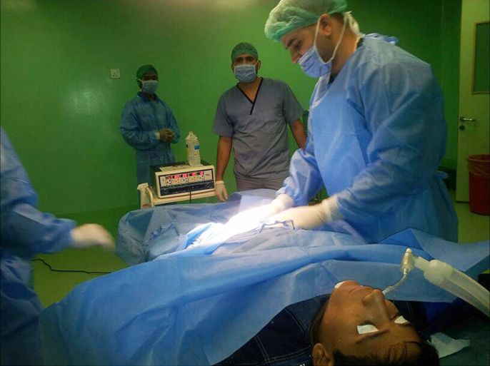 فريق طبي من مستشفى الخالدية يجري عملية لأحد المصابين جراء القصف المدفعي