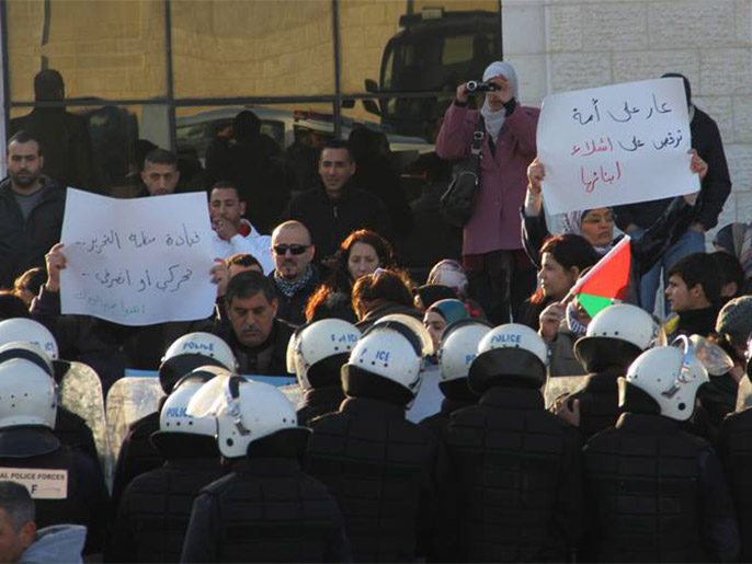 ‪الأمن الفلسطيني يحاصر مظاهرة تضامن مع اليرموك أمام مقر الرئاسة برام الله‬ (الجزيرة)