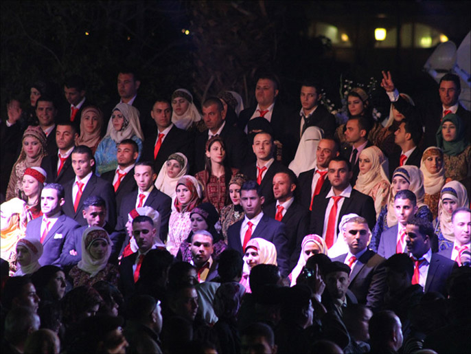 ‪الحفل شارك فيه أزواج من مختلف المدن والمحافظات بالضفة الغربية‬ (الجزيرة نت)
