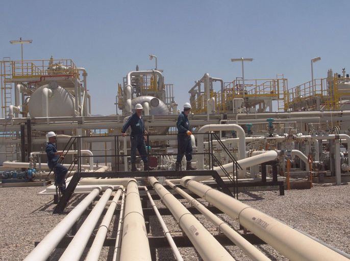 epa01748177 Iraqi workers at Tawke oil field in the town of Zakho, northern Iraq on 01 June 2009. The government's Ministry of Natural Resources announced the official start of oil exports from the Tawke field for 01 June at an average rate of 60,000 bpd, The ministry also said that 40,000 bpd of crude exports from Taq Taq field, which has estimated oil reserves of 1.2 billion barrels, would begin traveling by truck and through an Iraqi-Turkish export pipeline and the exported crude from both fields will be marketed by Iraq's State Oil Marketing Organization (SOMO), noting that the revenue will be deposited to the federal government's account. EPA/KAMAL AKRAYI