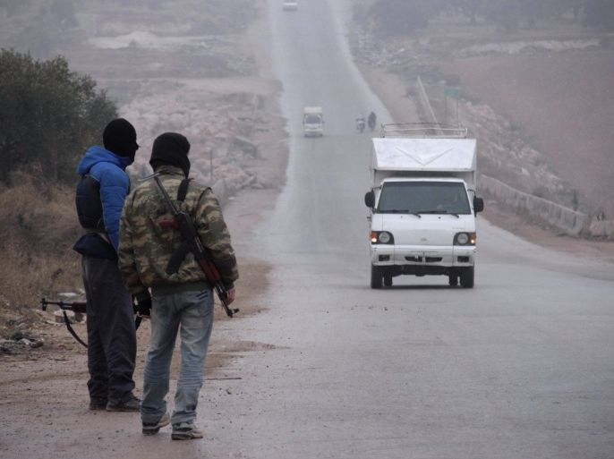 Free Syrian Army fighters man a checkpoint in Idlib, to stop members of the al Qaeda-affiliated Islamic State of Iraq and the Levant (ISIL) from entering Haas village, Idlib January 4, 2014. Picture taken January 4, 2014. REUTERS/Fadi Mashan (SYRIA - Tags: CIVIL UNREST MILITARY POLITICS CONFLICT)