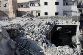 آثار الدمار في حي الميسر إثر استهدافه بخمس براميل متفجرة