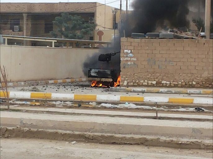 عجلة عسكرية تابعة للجيش العراقي تم إحراقها من قبل قوات العشائر في إشتباك سابق وسط مدينة الفلوجة – خاص بالجزيرة نت
