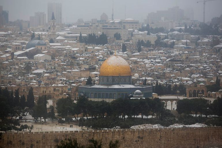 epa03987816 A general view of the Old City of Jerusalem during a snow storm in Jerusalem, 12 December 2013. Reports state that storms crossing Israel have flooded roads, felled trees and delayed public transportation. Severe winter weather is forecast for the coming days. EPA/ABIR SULTAN