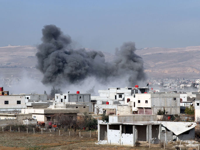 ‪(الفرنسية)‬ دخان يتصاعد بعد إلقاء طيران النظام برميلا متفجرا على داريا بريف دمشق 