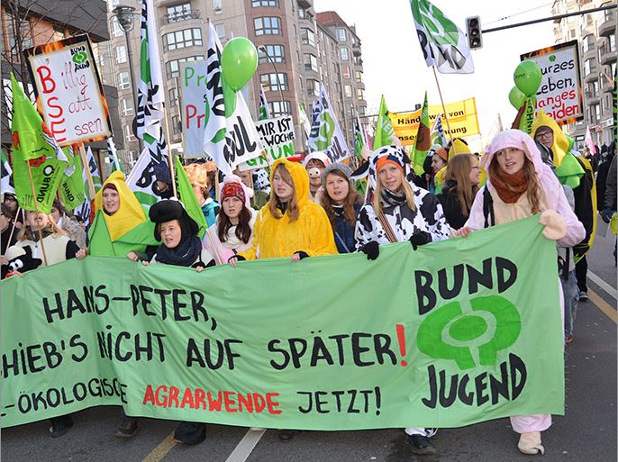 ثلاثون ألف ألماني تظاهروا ببرلين للتعبير عن معارضتهم لاتفاقية التجارة الحرة والسياسة الزراعية لحكومة ميركيل. الجزيرة نت