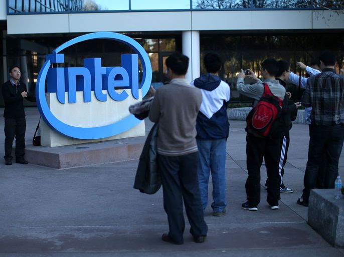 Santa Clara, California, UNITED STATES : SANTA CLARA, CA - JANUARY 16: Visitors take pictures next to the Intel logo outside of the Intel headquarters on January 16, 2014 in Santa Clara, California. Intel will report fourth quarter earnings after the closing bell. Justin Sullivan/Getty Images/AFP== FOR NEWSPAPERS, INTERNET, TELCOS & TELEVISION USE ONLY ==