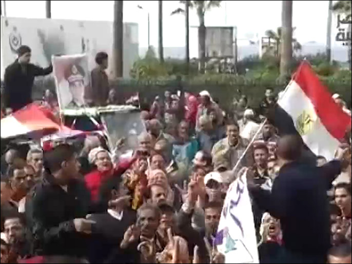 مظاهرة سابقة لمؤيدي السيسي بمحيط مسجد القائد إبراهيم بالإسكندرية (الجزيرة)