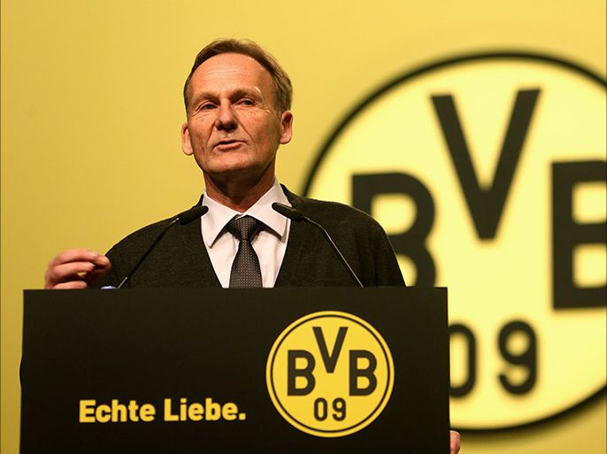 epa03963504 Hans-Joachim Watzke, CEO of Borussia Dortmund, talks to the members during the members' meeting in Dortmund, Germany, 24 November 2013. EPA/ROLAND WEIHRAUCH