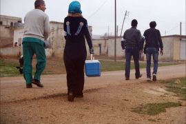 الفرق الطبية تقوم بتلقيح أطفال حماة ضد مرض شلل الأطفال المنتشر في سوريا2 - الجزيرة نت