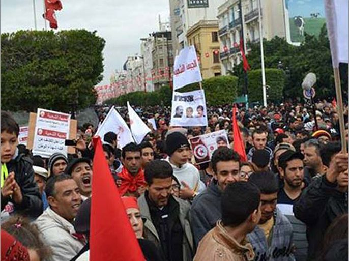 التونسيون يحتفلون بالذكرى الثالثة للثورة وسط انتظارات بتحقيق استحقاقاتها