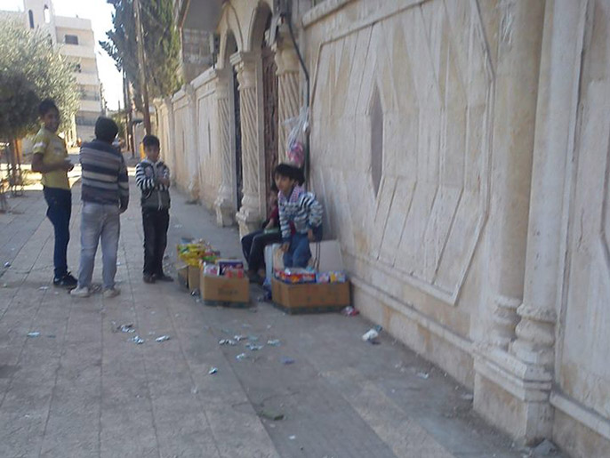 الطفل عامر يبيع العلكة بشوارع حماة (الجزيرة)