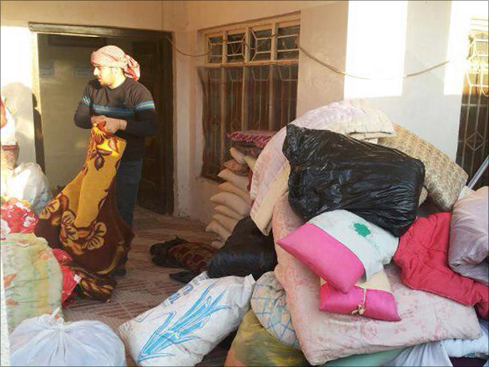 ‪مواطن من الفلوجة يجمع أغراض بيته استعداداً للنزوح‬ (الجزيرة)