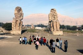 epa04034570 Tourists visit the colossi of Memnon in the Valley of the Kings in Luxor, Egypt, 21 January 2014. Tourism industry in Egypt is a vital part of the economy and has been hit hard by the ongoing political turmoil since the revolution of 25 January 2011. EPA/KHALED ELFIQI