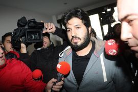 1778 - Istanbul, Istanbul, TURKEY : (FILES) This picture taken on December 17, 2013 shows Azerbaijani businessman Reza Zarrab (C) surrounded by journalists as he arrives at a police center in Istanbul. A Turkish court on February 28, 2014 released five people, including the sons of two ministers, who were detained on corruption allegations in mid-December in a high-profile probe that has rocked the government, local media said. The private NTV channel said that Baris Guler, the son of the former interior minister, as well as Kaan Caglayan, the son of the ex-economy minister, and Azerbaijani businessman Reza Zarrab, were among those freed. NTV said the suspects were let go because the necessary evidence had been collected. AFP PHOTO / OZAN KOSE