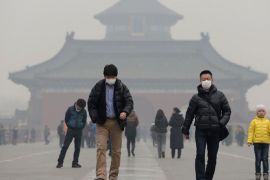 صينيون يرتدون واقيا للأنف لتجنب استنشاق الهواء الملوث