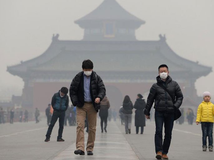 صينيون يرتدون واقيا للأنف لتجنب استنشاق الهواء الملوث