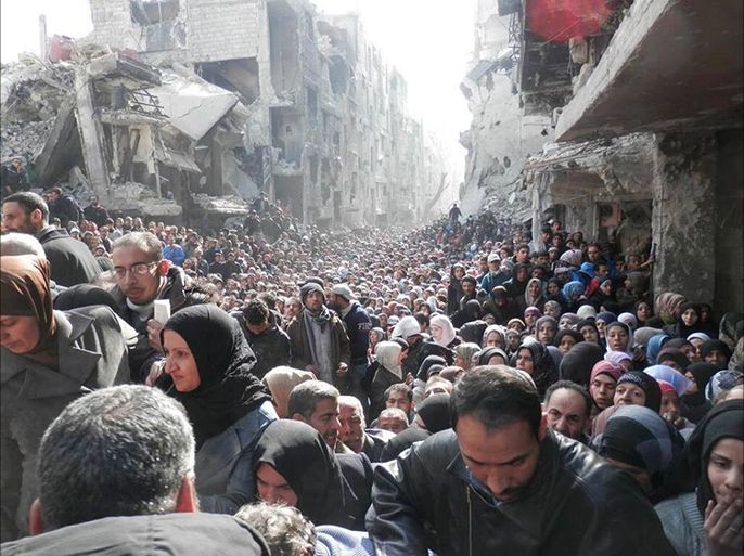 الحشود البشرية التي تنتظر دورها للحصول على سلة غذائية مخيم اليرموك جنوب دمشق( مصدر الصورة نشطاء على مواقع التواصل للمدونة)
