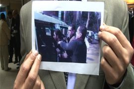 أب يعرض صورة اعتقال ابنه