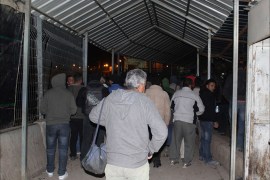 العمال يقفون على مدخل معبر الطيبة قبل فتحه من سلطات الاحتلال والسماح لهم بدخوله