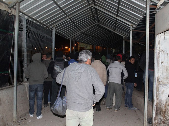 العمال يقفون على مدخل معبر الطيبة قبل فتحه من سلطات الاحتلال والسماح لهم بدخوله