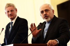 Iranian Foreign Minister Mohammad Javad Zarif (R) speaks during a joint press conference with his Swedish counterpart Carl Bildt in Tehran on February 4, 2014. Bildt is on an official visit to Iran to try to bolster the country's temporary nuclear deal. AFP PHOTO/BEHROUZ MEHRI