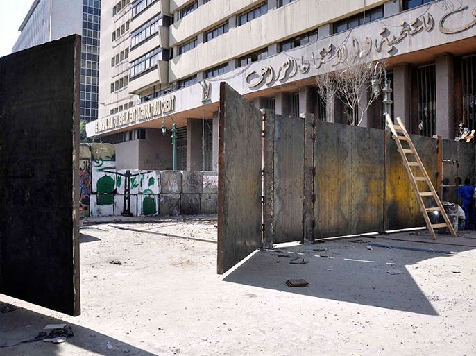 epa04057831 A general view shows newly-built gates across Qasr el-Eini Street, a main road leading to Tahrir Square, Cairo, Egypt, 06 February 2014. Media reports state Egyptian authorities decided to dismantle a concrete barrier that was built across the street in 2011