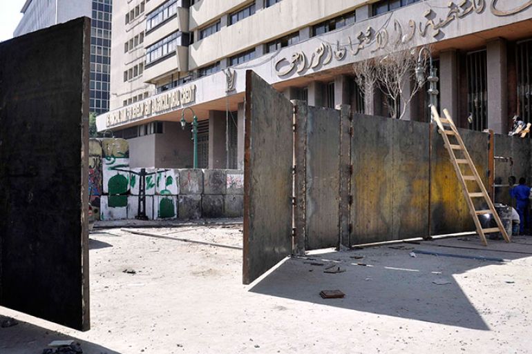 epa04057831 A general view shows newly-built gates across Qasr el-Eini Street, a main road leading to Tahrir Square, Cairo, Egypt, 06 February 2014. Media reports state Egyptian authorities decided to dismantle a concrete barrier that was built across the street in 2011