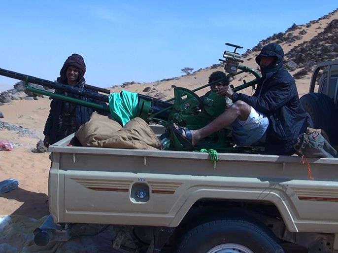 مسلحون من قبائل حاشد شنو هجوما مضادا اليوم الاثنين في مسعى لاستعادة مناطق بعمران سيطر عليهما الحوثيون (الجزيرة نت)3