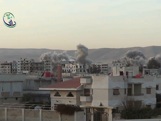 الطيران الحربي واصل قصفه لمدينة داريا في ريف دمشق بالبراميل المتفجرة (الجزيرة)