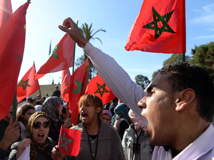 SEN08 - Rabat, -, MOROCCO : Moroccan protesters shout slogans and wave national flags during a demonstration outside the French embassy in Rabat on February 25, 2014, following diplomatic tensions raised by civil lawsuits filed in Paris accusing Morocco's intelligence chief of "complicity in torture." Morocco, a close ally with strong commercial and cultural ties to its former colonial ruler, had reacted furiously to the announcement last week of two lawsuits filed by an NGO against Abdellatif Hammouchi, the head of its domestic intelligence agency (DGST). AFP PHOTO/FADEL SENNA