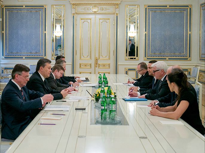 epa04091690 Ukrainian President Viktor Yanukovych (2-L) speaks with French Foreign Minister Laurent Fabius (2-R), German Foreign Minister Frank-Walter Steinmeier (3-R), and Polish Foreign Minister Radoslaw Sikorski (4-R) during their meeting in Kiev, Ukraine, 20 February 2014. An extraordinary meeting of EU foreign ministers on whether Ukraine sanctions should be applied has gotten underway without the ministers of France, Germany and Poland, who were still meeting with authorities in Kiev, diplomats said. EPA/ANDRIY MOSIENKO/POOL POOL