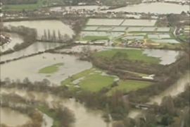موجة فيضانات تغمر مناطق شاسعة من بريطانيا