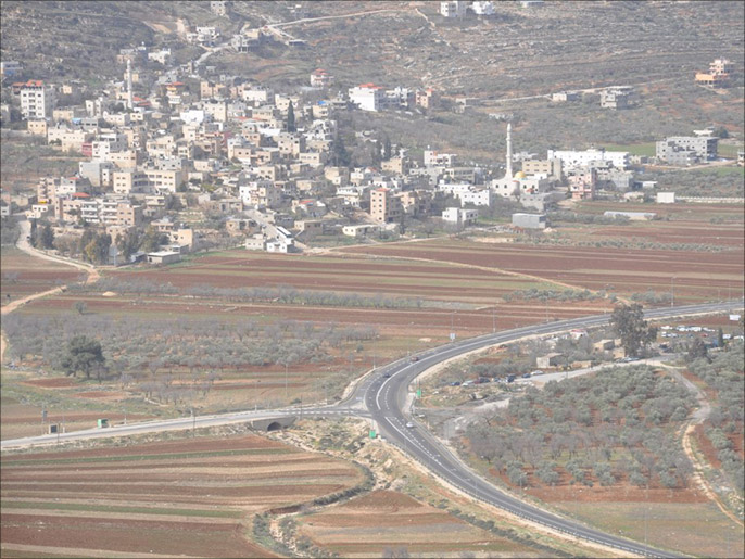 طرق التفافية استيطانية تحاصر البلدات الفلسطينية وأراضيها (الجزيرة)