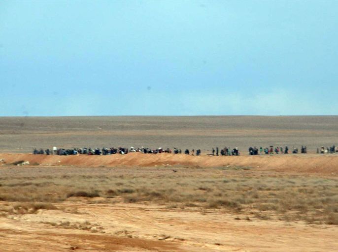 مئات اللاجئين السوريين داخل حدودهم وقبيل وصولهم لعمق الصحراء الاردنية في منطقة الرويشد في ديسمبر الماضي- ارشيف