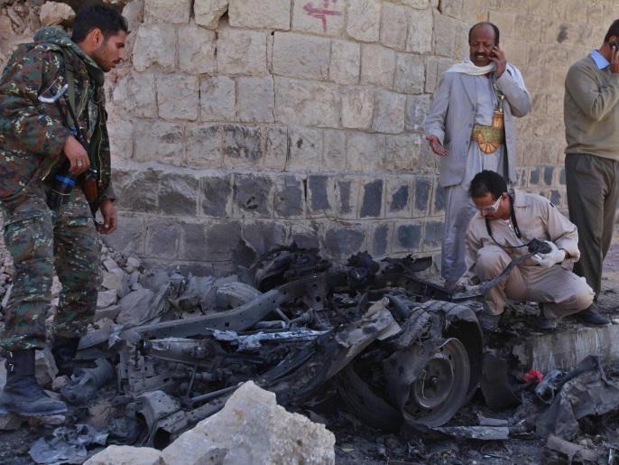 محقق يمني في موقع الهجوم الذي استهدف سجن صنعاء المركزي (رويترز)